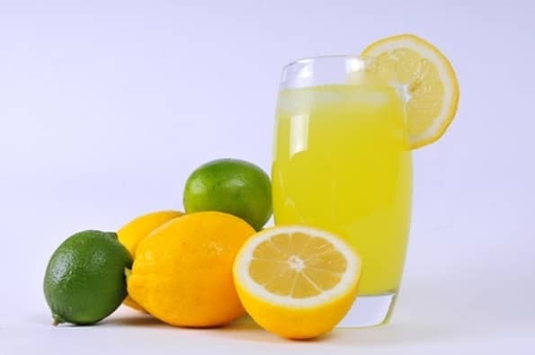 cara alami menghilangkan bau badan tak sedap dengan konsumsi Jus lemon